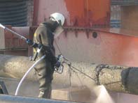 人工手持水枪海底管道混凝土防护层清理